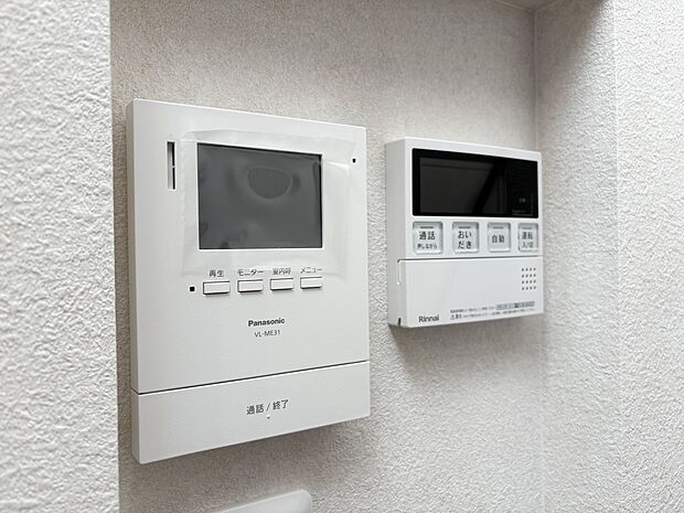 【TVモニター付きインターフォン】来訪者の様子を室内TVモニターでチェック。子どもに留守番をさせるときも安心。  