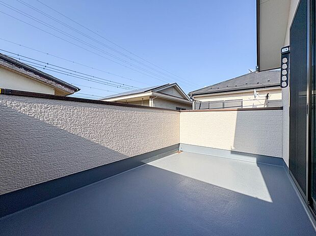 【バルコニー】 朝の澄んだ空気や、夕方に吹く清々しい風を五感で感じられるバルコニー。屋外にあって、住まいの中でも本当の自然を感じられるスペースです。