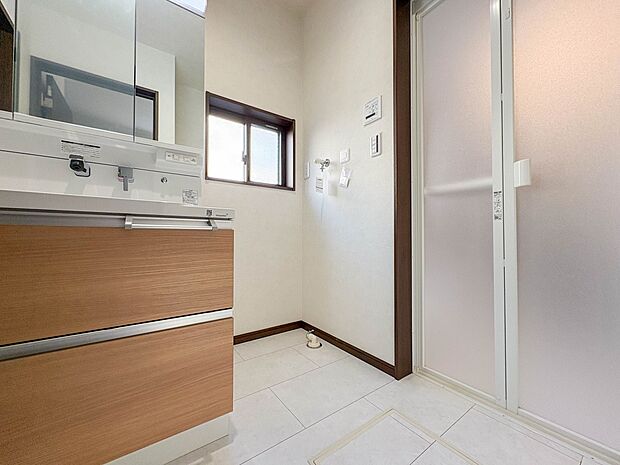 【ランドリースペース】毎日使う洗濯機。しっかりと奥行きのある置き場が確保されています。