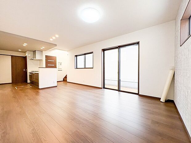 【LDK17.1帖】木の温もりがやさしいフローリング仕様。明るく広々としたダイニングはとても快適な空間です。