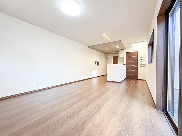 【LDK17.1帖】シンプルなデザインの家は風情がある。住む人のこだわりを感じる。外観も内装もいたってシンプル。居心地がよく、家事や趣味、子育てなどにも集中できる。家も人間も熟成するほどシン…