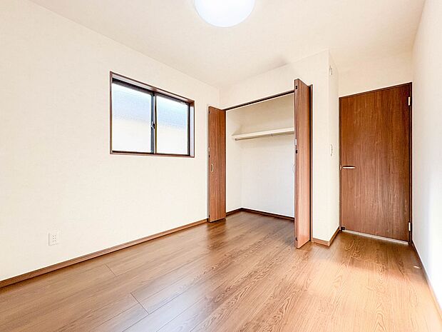 【居室5.1帖】独立性を高めたお部屋。たっぷりの収納も配備しており、片付いた空間を実現出来そう。陽光も降り注ぐ明るく開放的な空間が魅力的。