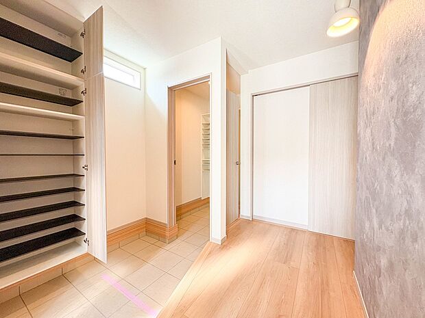 【玄関】スタイリッシュかつ品のある玄関。晴れの日も、雨の日も、風の日も、ご家族やお客さまを安心して迎えます。