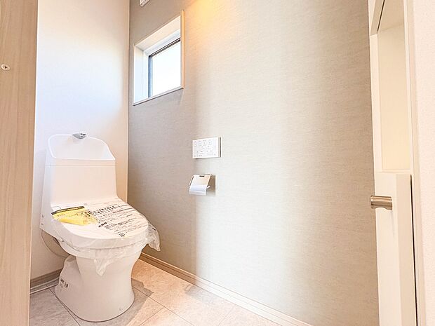 【トイレ】トイレ・ウォシュレット付。快適で衛生的な洗浄機能付温水シャワートイレです。