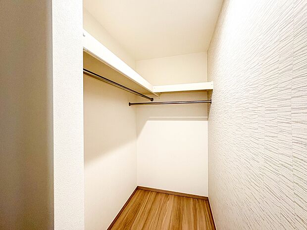 【WIC(ウォークインクローゼット)】 たくさんの洋服をかけてもシワになりにくいウォークインクローゼット。洋服以外にも、普段使わない家電やスーツケース、ストック品など何でも片付く嬉しい空間…