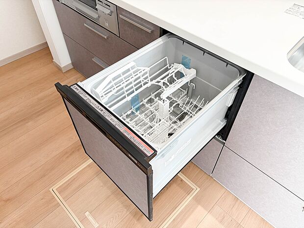【ビルトイン食器洗乾燥機】食洗機は高温のお湯や高圧水流で汚れを効果的に落とし殺菌効果も期待できます。