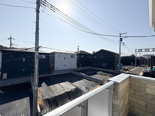 【バルコニー】 バルコニーから差し込む陽光・通風は、住環境・快適性と共に有り続ける貴重な「財産」です。