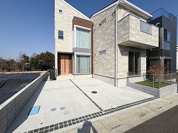 【駐車場】ゆったりとした駐車スペースを確保。大きめのお車でもOK。