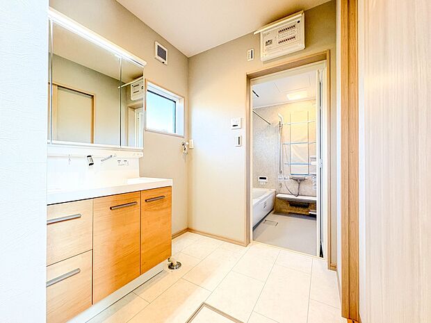 【脱衣所】脱衣所です。サニタリー収納付き。タオルや下着類等の保管場所として。