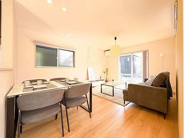 【LDK20帖】シンプルなデザインの家は風情がある。住む人のこだわりを感じる。外観も内装もいたってシンプル。居心地がよく、家事や趣味、子育てなどにも集中できる。家も人間も熟成するほどシンプル…