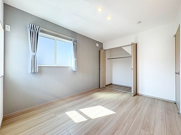 【居室6帖】独立性を高めたお部屋。陽光も降り注ぐ明るく開放的な空間が魅力的。
