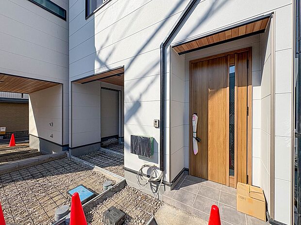 【玄関】家の顔となる玄関は、高いデザイン性が求められます。高級感と断熱性、防犯性に優れた玄関ドアを標準装備。ピッキング対策のセキュリティサムターン等、防犯に考慮しました。