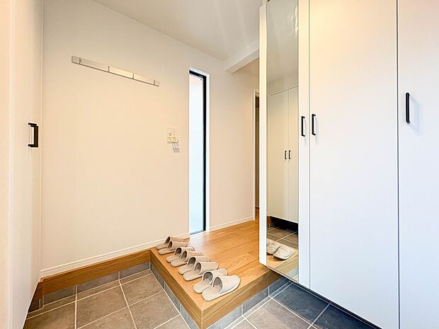 【玄関】玄関はおうちの顔と言われます。玄関アプローチは、外観デザインの印象を左右します。ご家族の個性を出しながら、素敵な玄関でお客様をお迎えしてください。