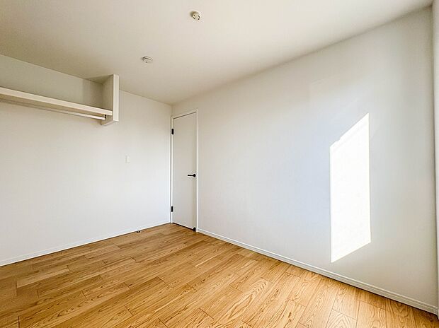 【居室5帖】お子様のお部屋にぴったりなクロークを備えたフローリング仕様の洋室です。