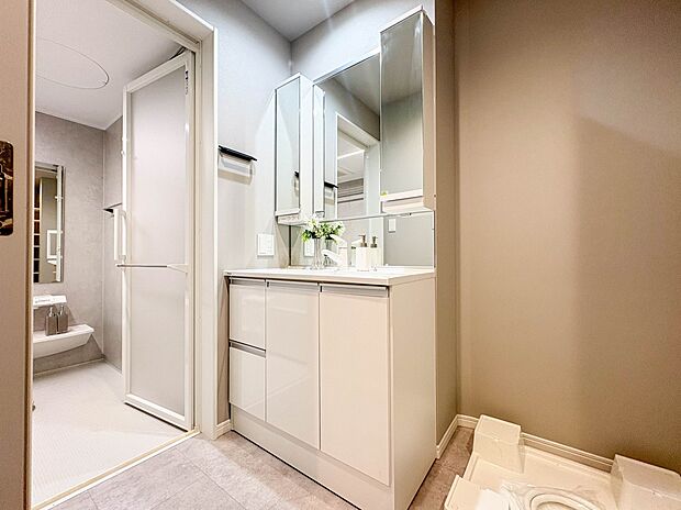 【洗面台】大きく見やすい三面鏡で清潔感ある洗面台は、身だしなみチェックや肌のお手入れに最適です。