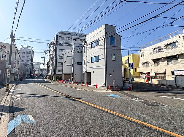 【前面道路11.1ｍ】車の通行が少ないので、静かな住環境を維持することができます。