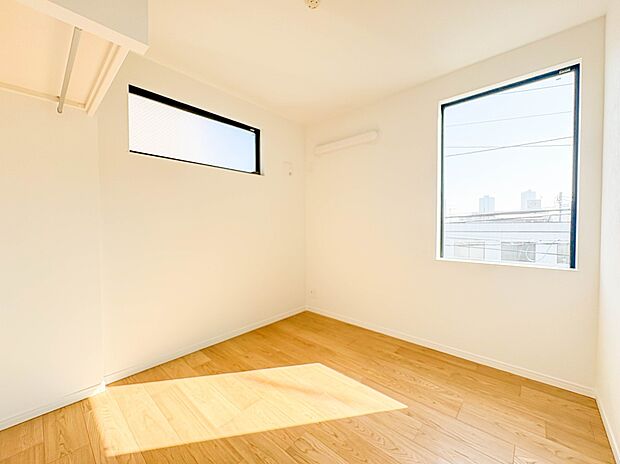 【居室4帖】陽光も降り注ぐ明るく開放的な空間が魅力的。