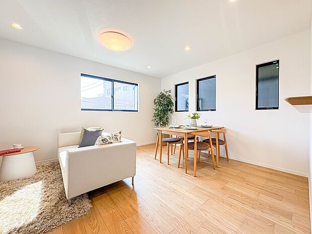 B号棟【LDK16帖】ここにはみんなが集い、食事と楽しい会話が始まる。話に夢中になりすぎて、ついつい時を忘れ夜半過ぎになってしまう。そんな束の間の幸せを感じさせてくれる場所でありたい.