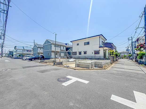 【前面道路6.4Ｍ】家の前をまっすぐの通りが走っている。クルマは少なく、人々は毎朝、ウォーキング、ジョギング、犬の散歩など、フリーな朝時間を過ごしている。