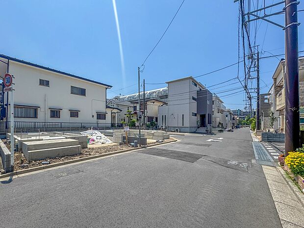 【前面道路4M】車の通行が少ないので、静かな住環境を維持することができます。