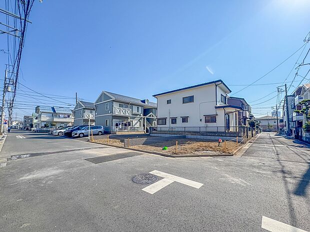 【前面道路6.4Ｍ】家の前をまっすぐの通りが走っている。クルマは少なく、人々は毎朝、ウォーキング、ジョギング、犬の散歩など、フリーな朝時間を過ごしている。