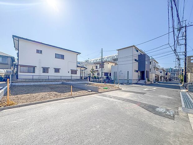 【前面道路4M】車の通行が少ないので、静かな住環境を維持することができます。