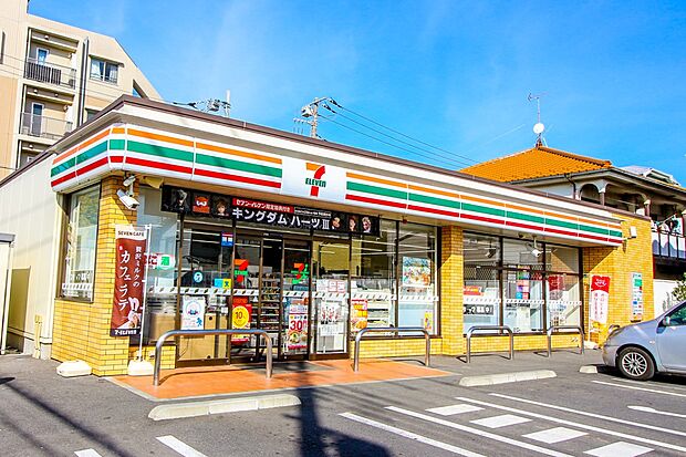 コンビニ 450m セブンイレブンさいたま辻5丁目店(セブンイレブンは近くて便利を掲げています。近くとは、心の近さ。便利とはモノが期待以上の品質でお客さまに届くこと。セブン銀行など新しいサー…