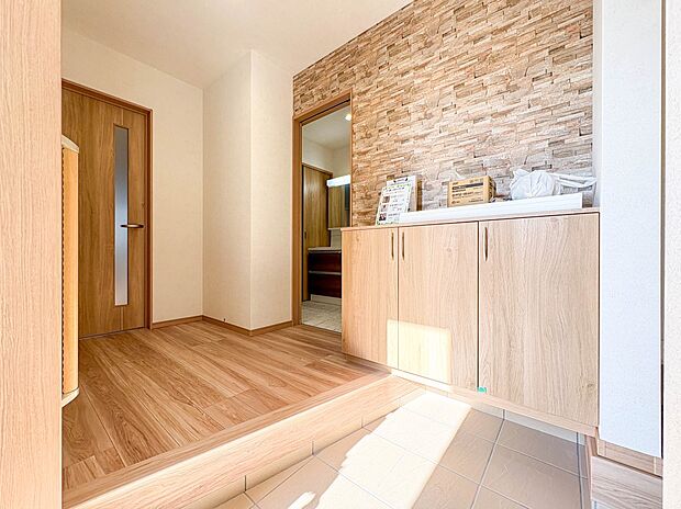 【玄関】玄関はおうちの顔と言われます。玄関アプローチは、外観デザインの印象を左右します。ご家族の個性を出しながら、素敵な玄関でお客様をお迎えしてください。