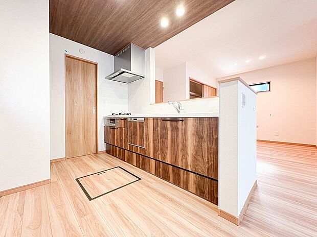 【LDK19.4帖】ナチュラルな自然光の中での調理。会話が弾む対面型キッチン。お洒落な食器類を余裕で収納できるスペース。動きやすい女性目線のキッチン動線。これからはお料理をつくる時間が劇的に…