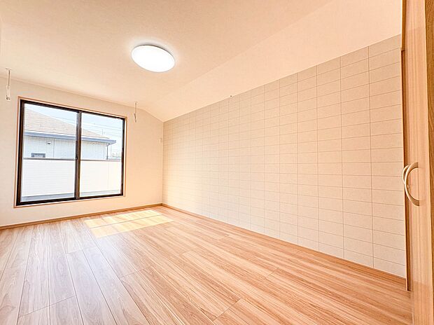 【居室8.5帖】通風・採光に優れ、心地よい光と風が溢れています。 贅沢で豊かな居住性と、プライドを満たすクオリティが見事に調和した住空間。新築ならではの快適なひとときをご体感頂ける筈です。