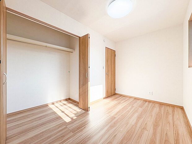 【居室5帖】お子様のお部屋にぴったりなクロークを備えたフローリング仕様の洋室です。