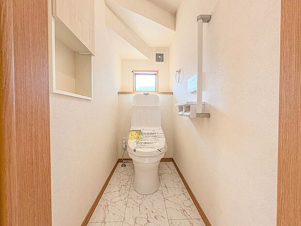 【トイレ】トイレ・ウォシュレット付。快適で衛生的な洗浄機能付温水シャワートイレです。