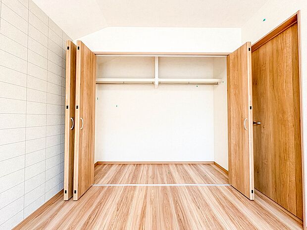 【収納】各所に配置された収納スペースは、洋服や小物はもちろんのこと、掃除機や日用予備品・お子様のおもちゃなど様々な物を収納して頂ける便利なスペースです。