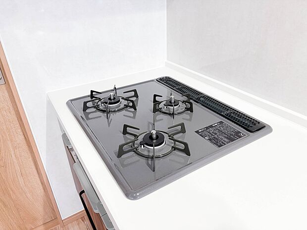 【三口コンロ】奥さま目線で考え、調理に重宝する三口コンロをシステムキッチンに採用、ワイドな洗い場も設けも野菜や食器を洗うのを便利にしました。