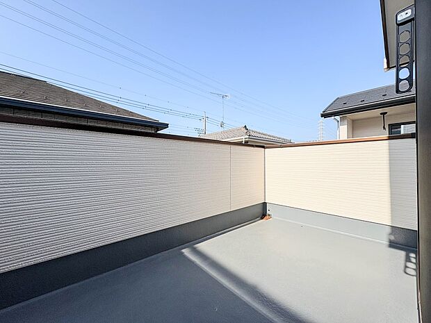 【バルコニー】 朝の澄んだ空気や、夕方に吹く清々しい風を五感で感じられるバルコニー。屋外にあって、住まいの中でも本当の自然を感じられるスペースです。