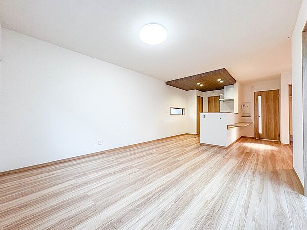 【LDK19.4帖】シンプルなデザインの家は風情がある。住む人のこだわりを感じる。外観も内装もいたってシンプル。居心地がよく、家事や趣味、子育てなどにも集中できる。家も人間も熟成するほどシン…