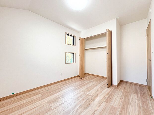 【居室5.1帖】独立性を高めたお部屋。たっぷりの収納も配備しており、片付いた空間を実現出来そう。陽光も降り注ぐ明るく開放的な空間が魅力的。