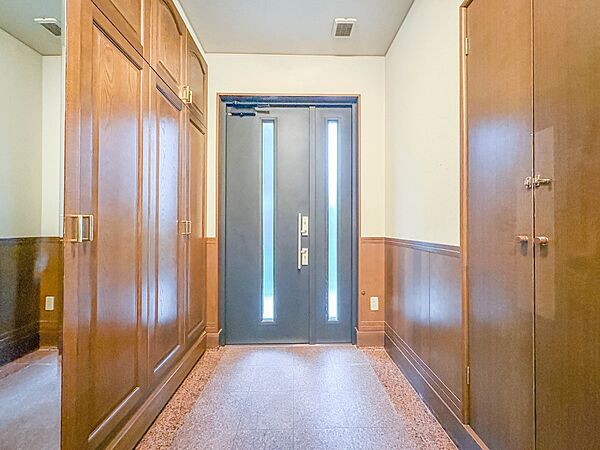 【玄関】上質感漂うアプローチ。居住者の帰り、訪れる方を優しく迎える。