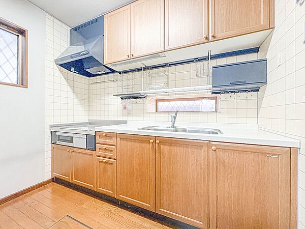 【キッチン】ナチュラルな自然光の中での調理。お洒落な食器類を余裕で収納できるスペース。動きやすい女性目線のキッチン動線。これからはお料理をつくる時間が劇的に変わります。