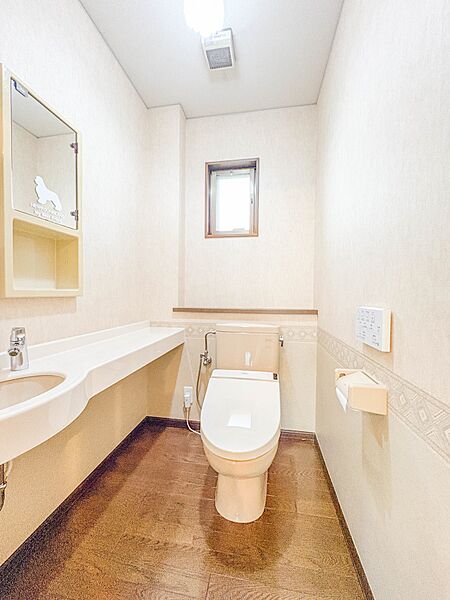 【トイレ】いつも清潔なスペースであってほしいのが毎日使うトイレです。掃除がしやすいのはもちろん、落ち着けるスペースとして機能することも大切です。