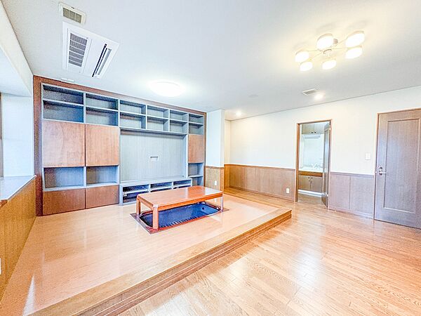 【リビングダイニング】シンプルなデザインの家は風情がある。住む人のこだわりを感じる。外観も内装もいたってシンプル。居心地がよく、家事や趣味、子育てなどにも集中できる。家も人間も熟成するほどシ…