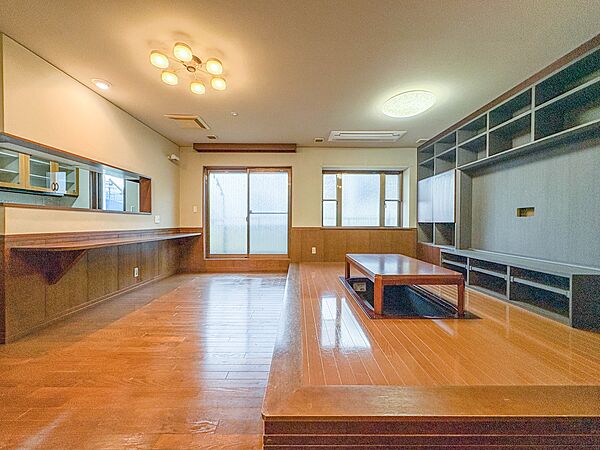 【リビングダイニング】シンプルなデザインの家は風情がある。住む人のこだわりを感じる。外観も内装もいたってシンプル。居心地がよく、家事や趣味、子育てなどにも集中できる。家も人間も熟成するほどシ…