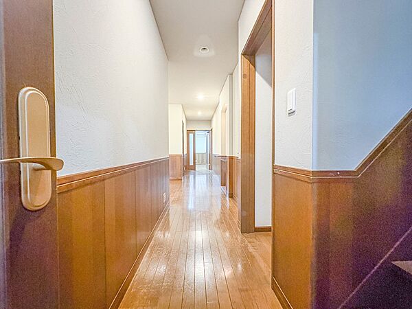 【1階廊下】玄関から、洋室や階段に続いています。