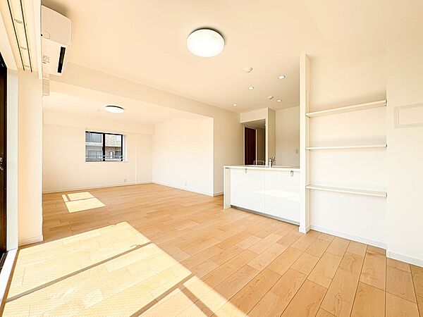 【LDK20帖】  整然とした空間演出、快適な理想の暮らしの実現は家のみの拘りではなく、そこで暮らす方々にとって素敵な環境であることも挙げられると思います。四季折々の変化が奏でる鼓動を楽しん…