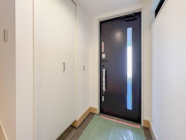 【玄関】玄関はおうちの顔と言われます。玄関アプローチは、外観デザインの印象を左右します。ご家族の個性を出しながら、素敵な玄関でお客様をお迎えしてください。