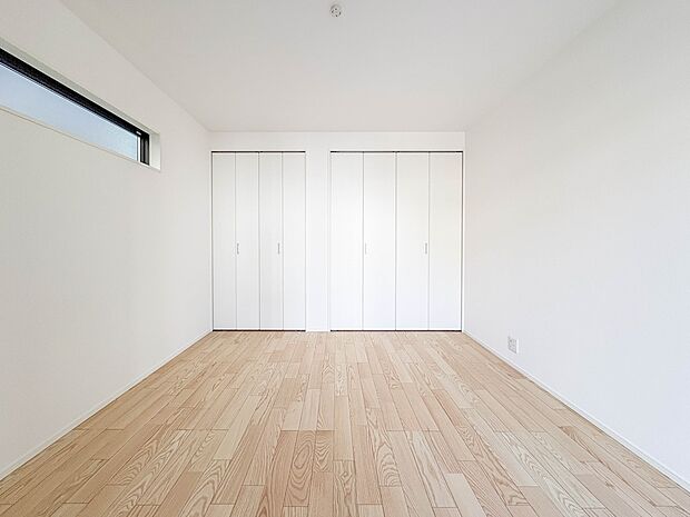 【洋室7.5帖】シンプルな内装はおしゃれのポイントです。シンプルは華美より飽きがこないからです。色や模様でおしゃれ感をだす。それがシンプルイズビューティーです。