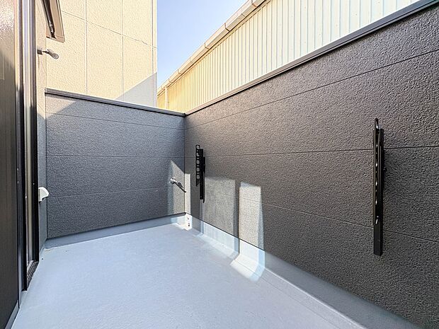 【バルコニー】 バルコニーから差し込む陽光・通風は、住環境・快適性と共に有り続ける貴重な「財産」です。