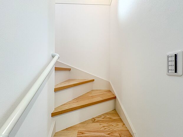 【手すり付階段】手すりがないと階段の昇り降りで危険なことはもちろん、壁に手をつきながら歩くことで壁紙が汚れやすくなります。すべての方に快適に昇り降りしていただくため、手すりを設置しました。