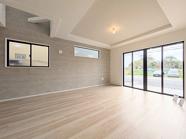 【リビング】光が溢れ、風も溢れ、居心地のよい住空間、自然体で過ごせる住空間にリビングを。それは住むというシンプルなカタチをどこまでも追求してきた結果です。新築の厳かな居住性を身体全体で感じて…