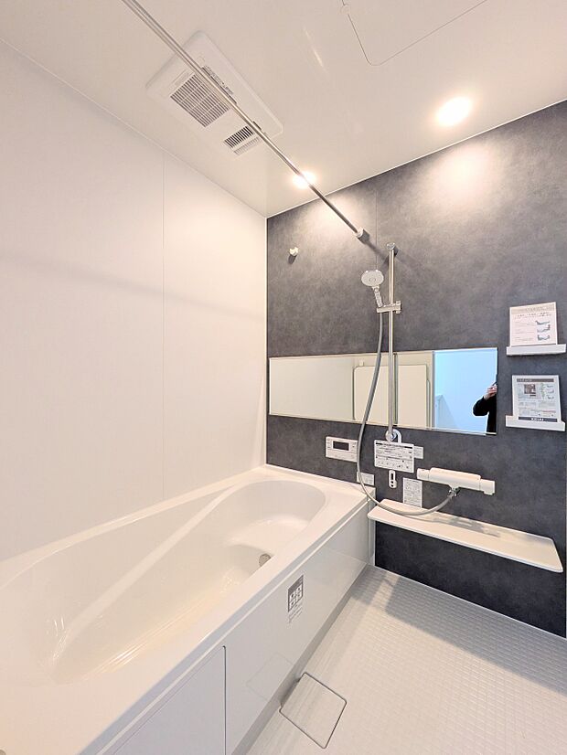【Bathroom-浴室-】 1日の疲れを癒すバスルームは、心地よいリラックスを叶える清潔感溢れる美しい空間です。心からゆったりと寛いでいただけるよう、ゆとりのスペースを確保してます。